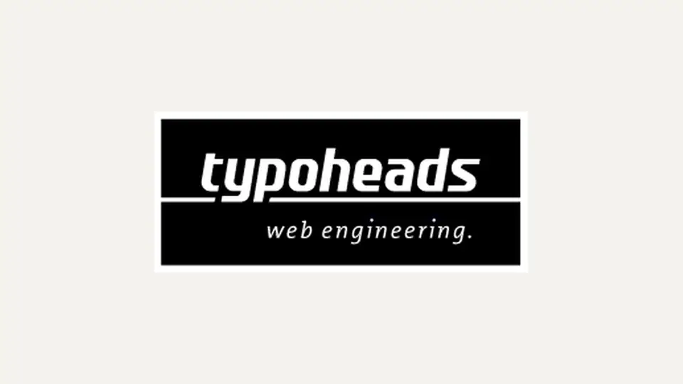 Schriftzug typoheads, darunter web engineering, weiß auf Schwarz