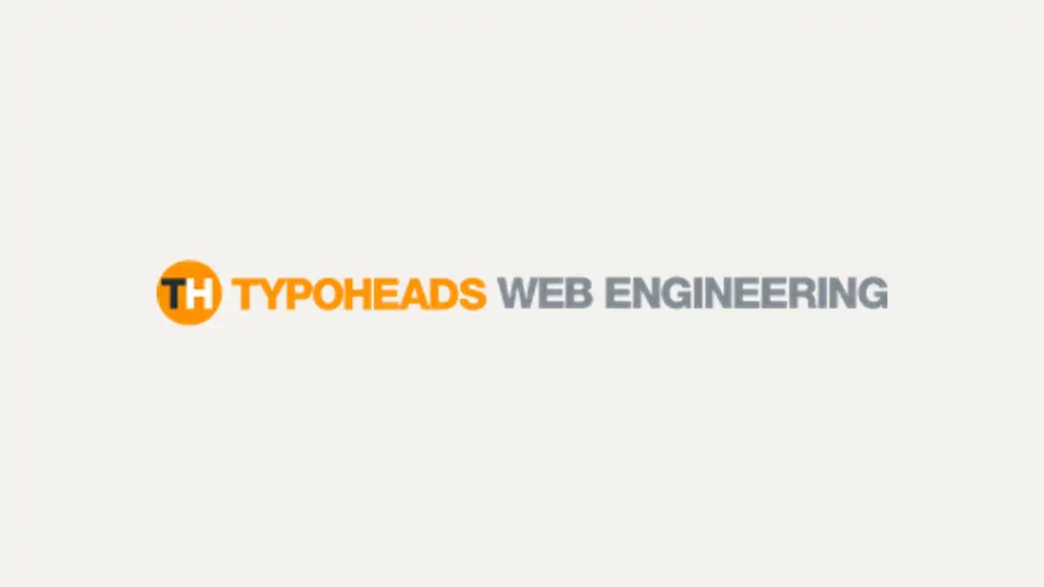 Rundes TH-Signet, daneben TYPOHEADS in Orange und Web Engineering in Grau